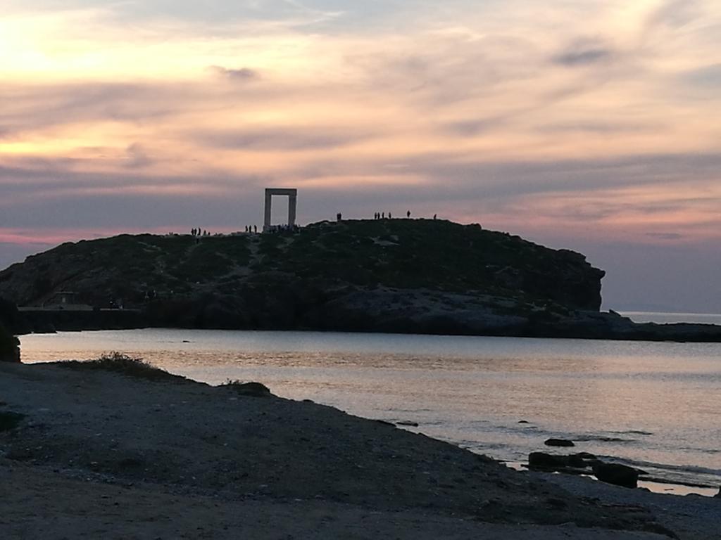 Naxos Olive & * Engares