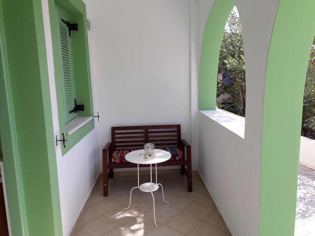 Naxos Olive & * Engares